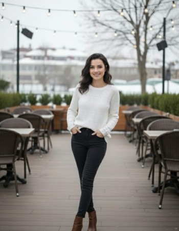 Dantel Detaylı Beyaz Triko Kazak